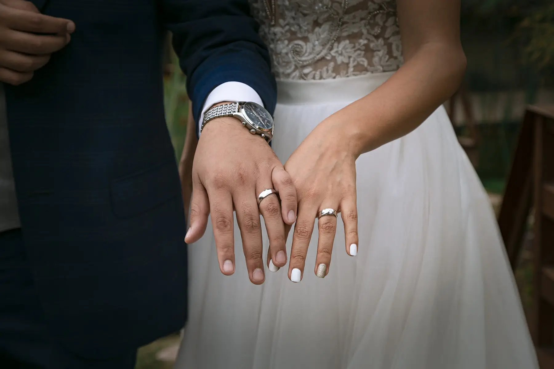 Anillos de compromiso y boda sale